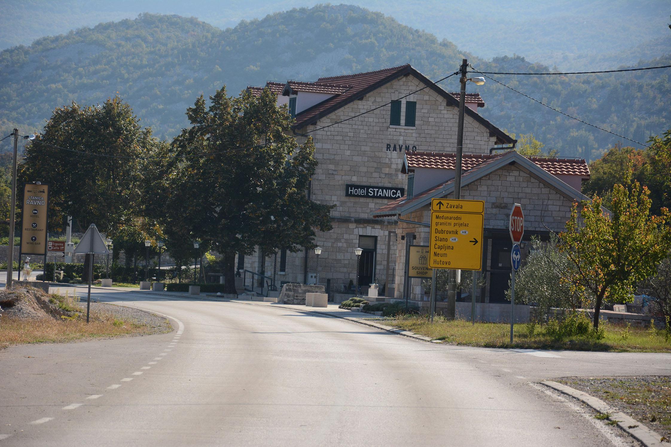 Na stranici Općine Ravno naveli da su vjernici dovoženi u kombi vozilima - Avaz