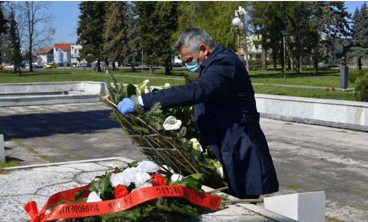 Gradonačelnik položio vijenac - Avaz