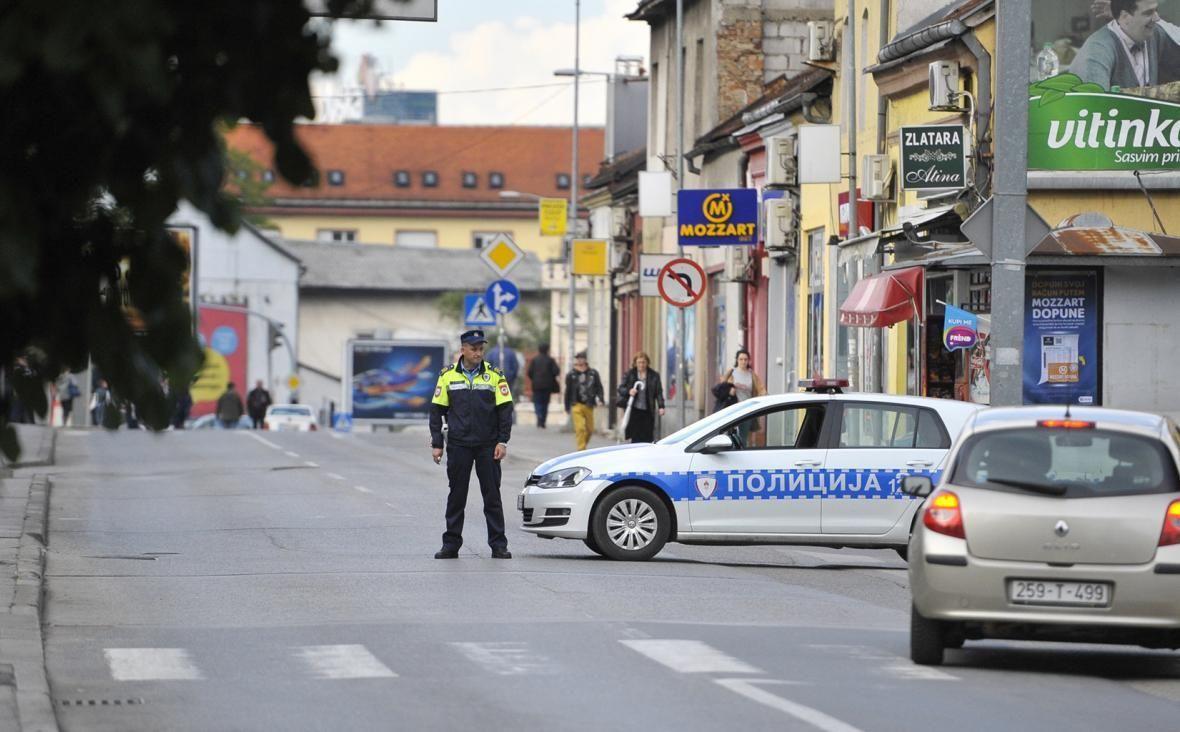 U vrijeme policijskog sata zatečeni kako se drogiraju, pronađeni nož i sjekira