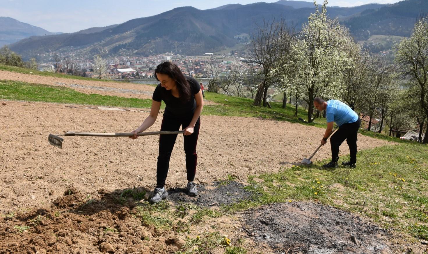 Admir i Emina Hadžić prvi put u životu uzeli su ašov i motiku u ruke - Avaz