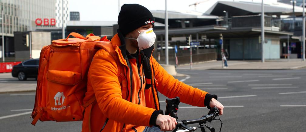 Zaposleni nose zaštitne rukavice i maske - Avaz