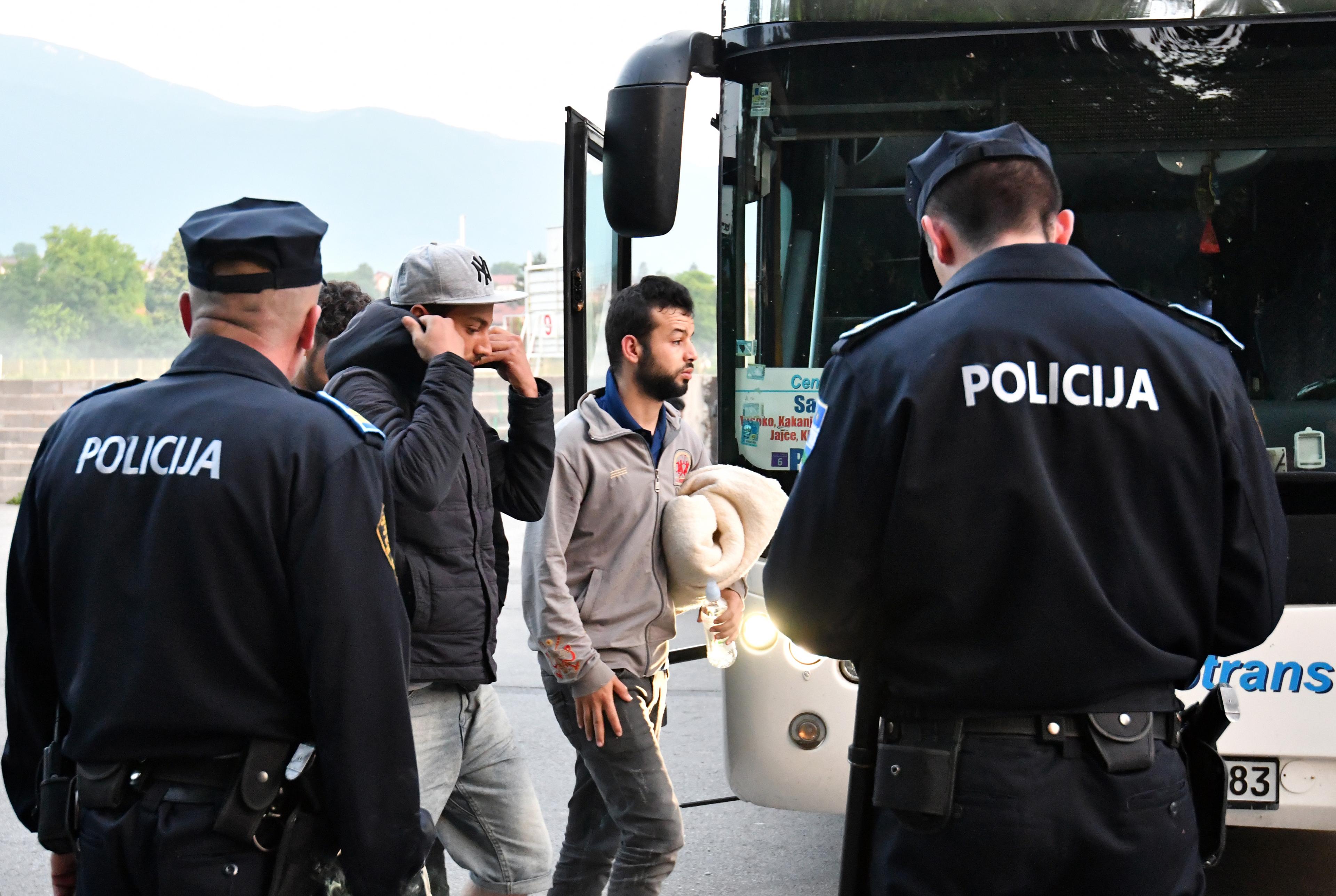 Policijski službenici u ovim trenucima izmještaju više od stotinu osoba - Avaz