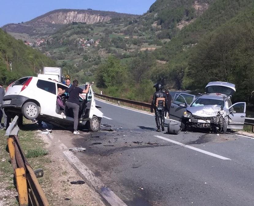 Teška nesreća na putu M-17 kod Zenice, vatrogasci spašavaju vozača