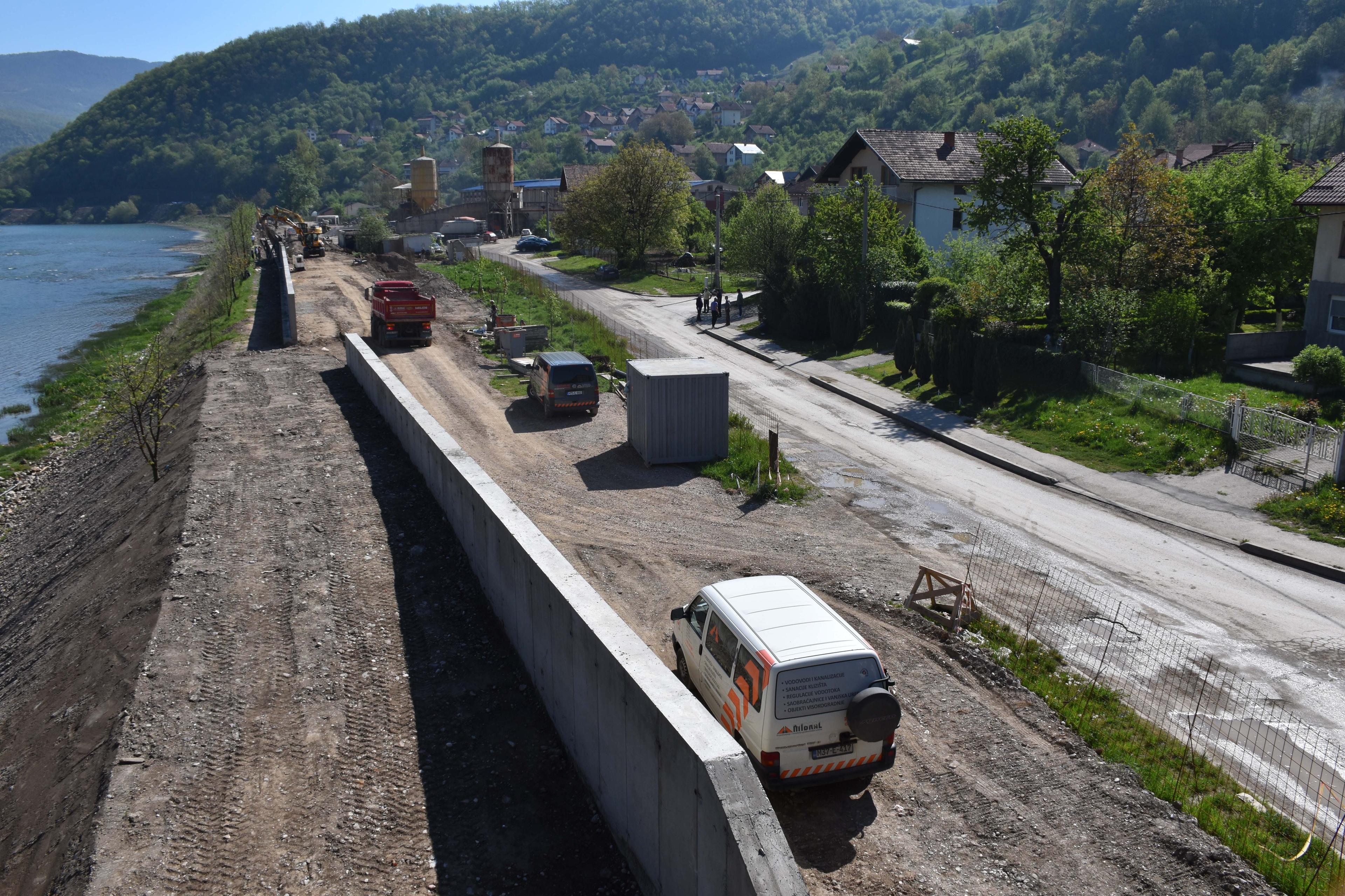 Izgrađen nekoliko metara visok zid - Avaz