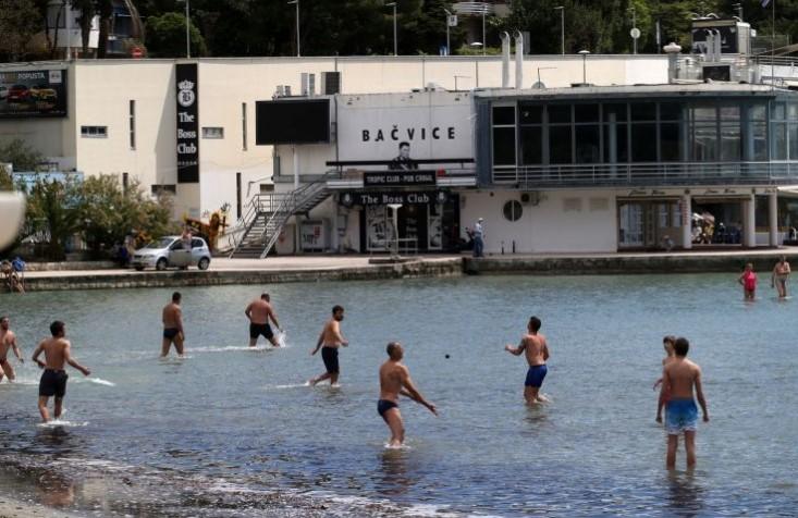 Građani uživali na plaži - Avaz