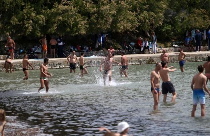 Građani uživali na plaži - Avaz