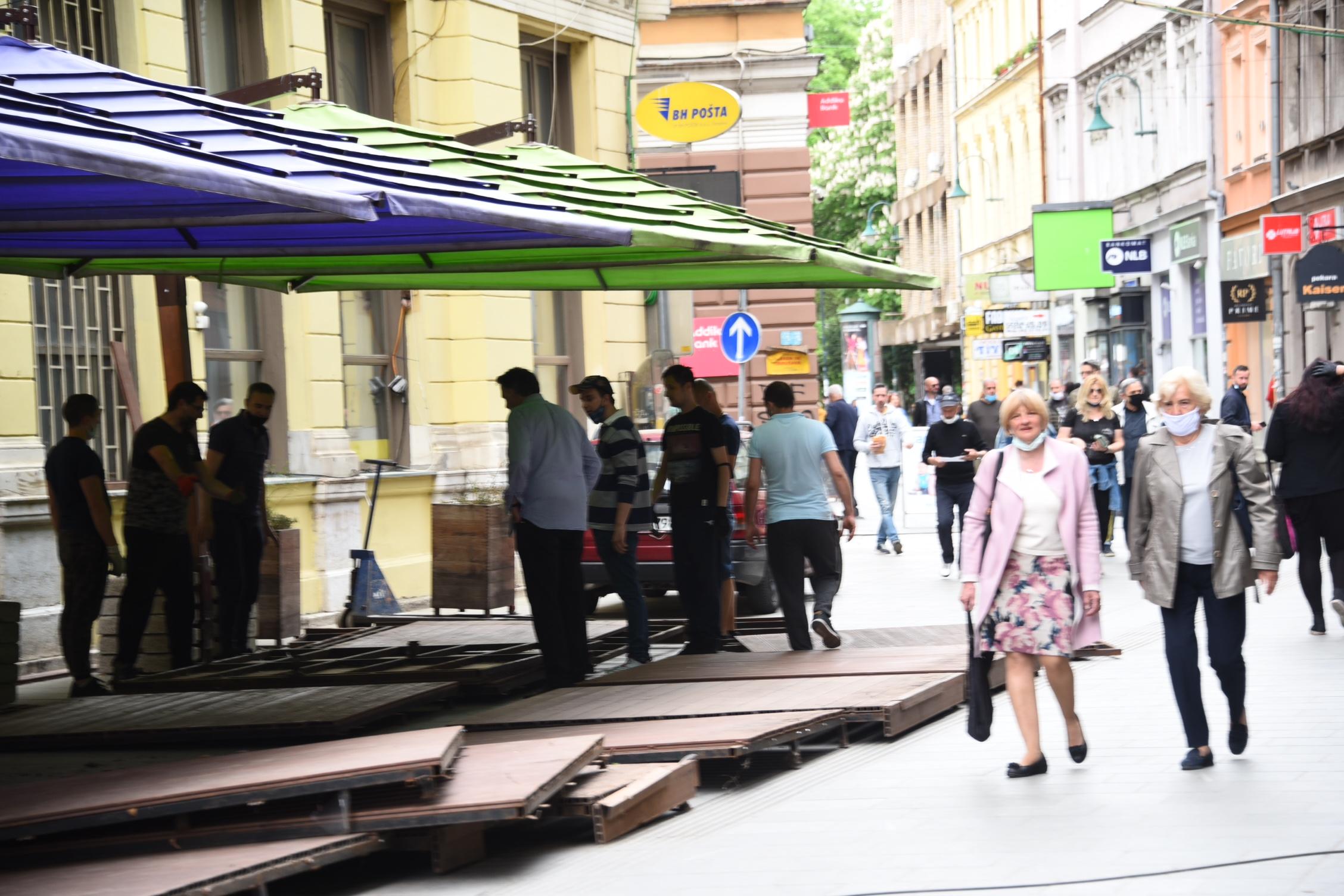 Ugostitelji užurbano postavljaju bašte kafića, a grad pun šetača