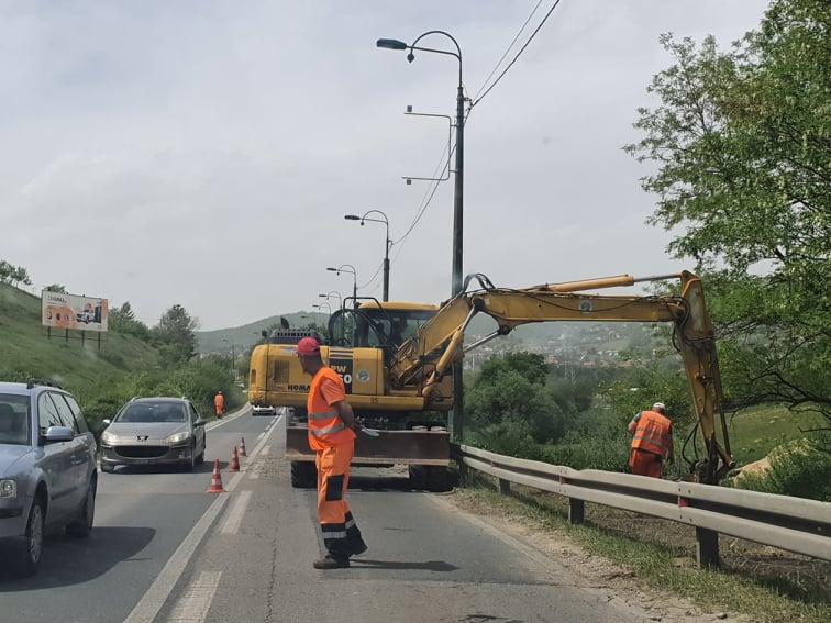 Velike gužve u Hotonju: Usred saobraćajne špice kose travu i uklanjaju smeće