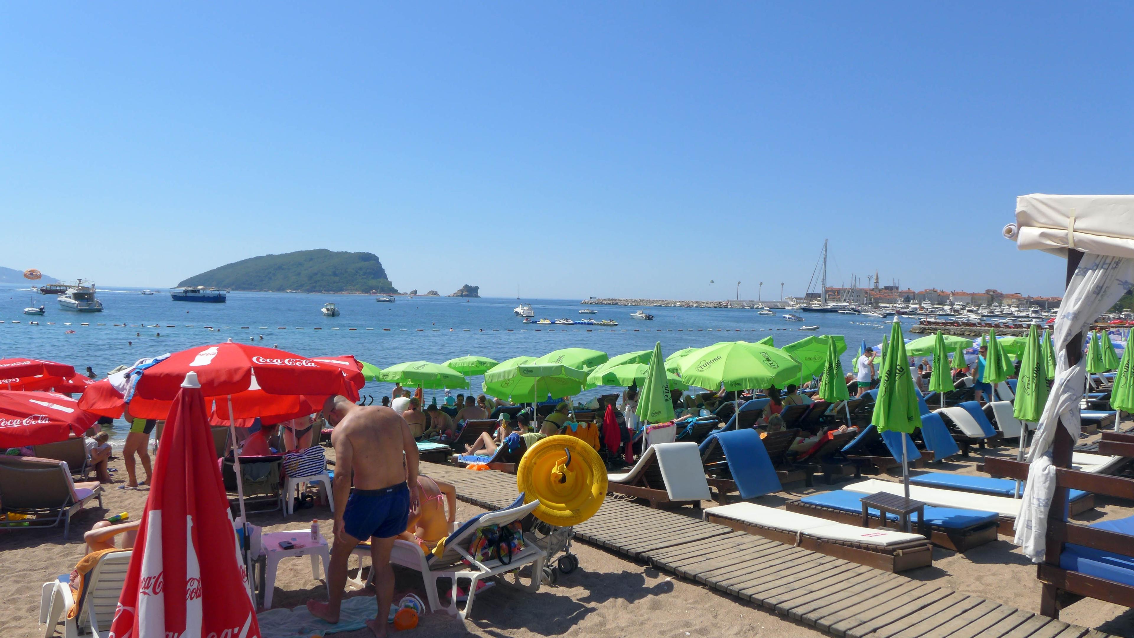 U Crnoj Gori od danas otvoreni plaže i kafići, gužva pred prodavnicama