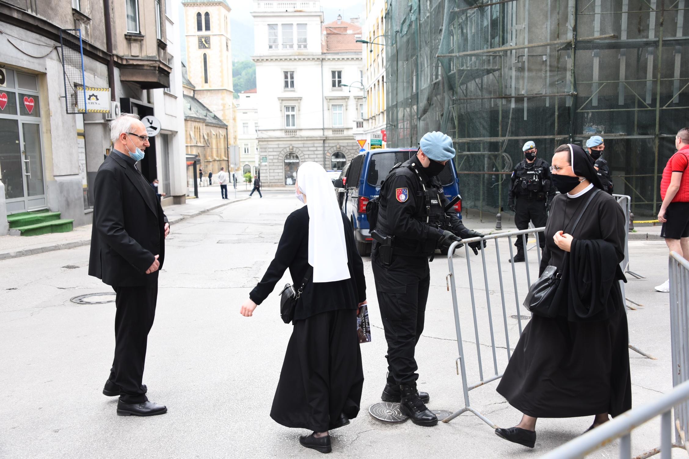 Učesnici mise dolaze u Katedralu - Avaz