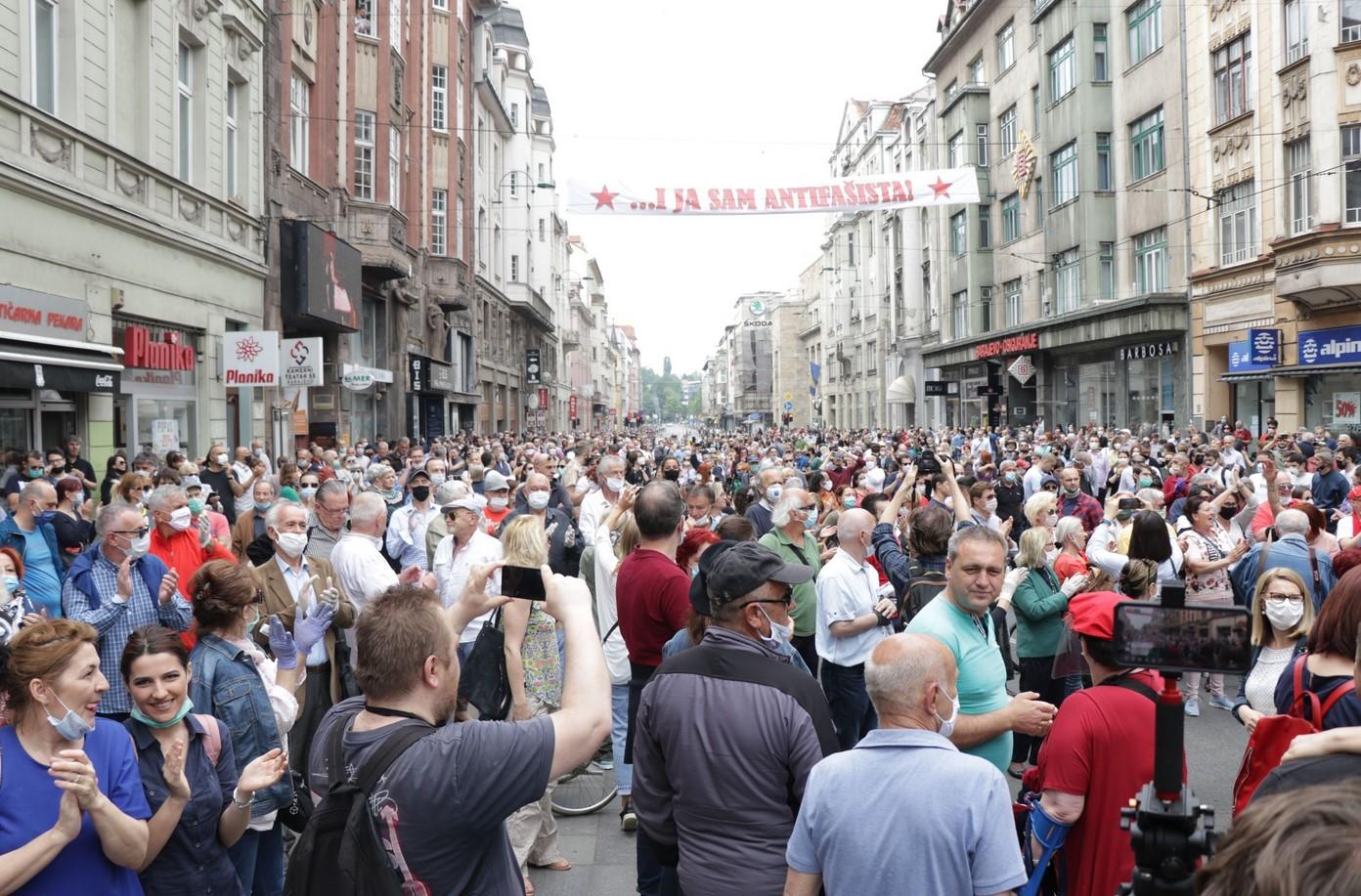 Hiljade antifašista ispred Vječne vatre - Avaz