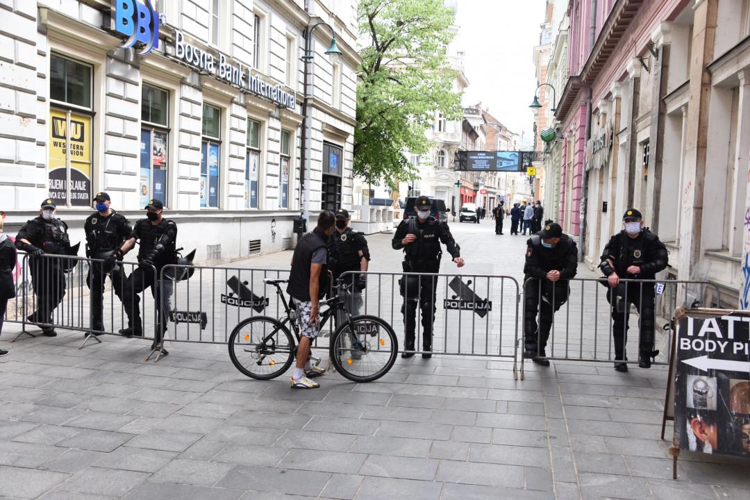 Policijski službenici blokirali grad - Avaz