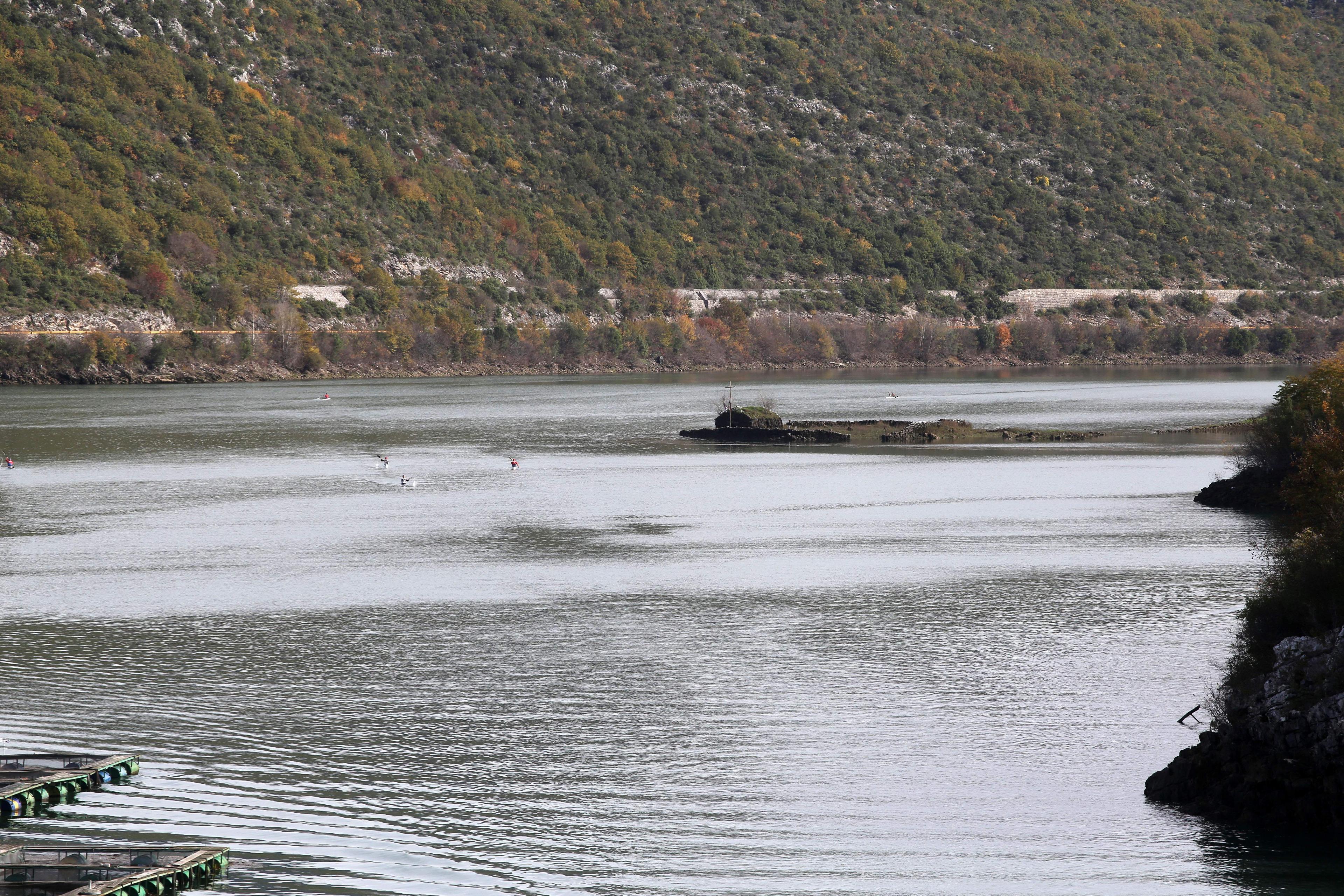 Upali svi u jezero - Avaz