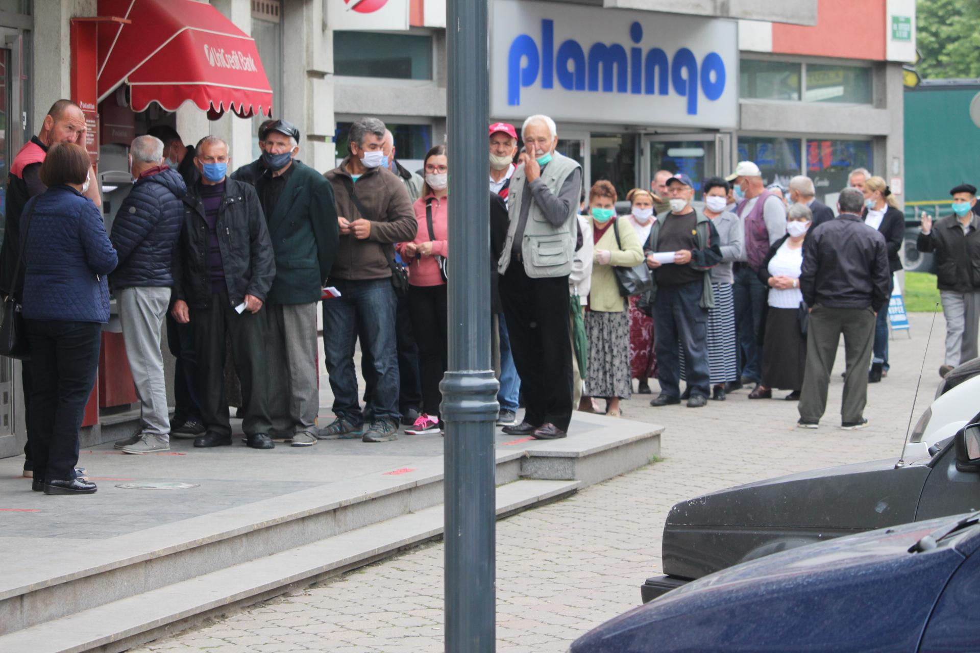 Stigle "hrvatske" penzije, nesnošljive gužve pred bankama