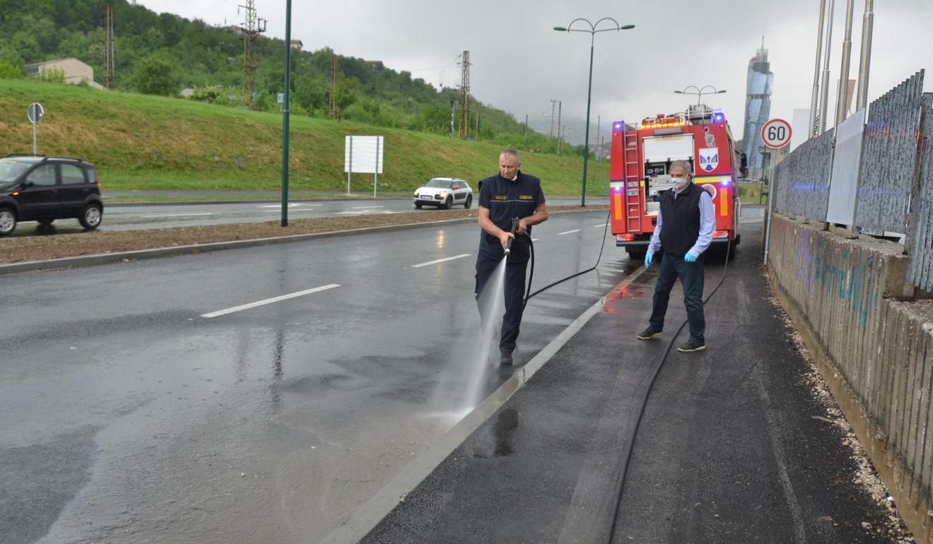 Hitnom intervencijom Civilne zaštite očišćeni slivnici na novom kružnom toku na Pofalićima