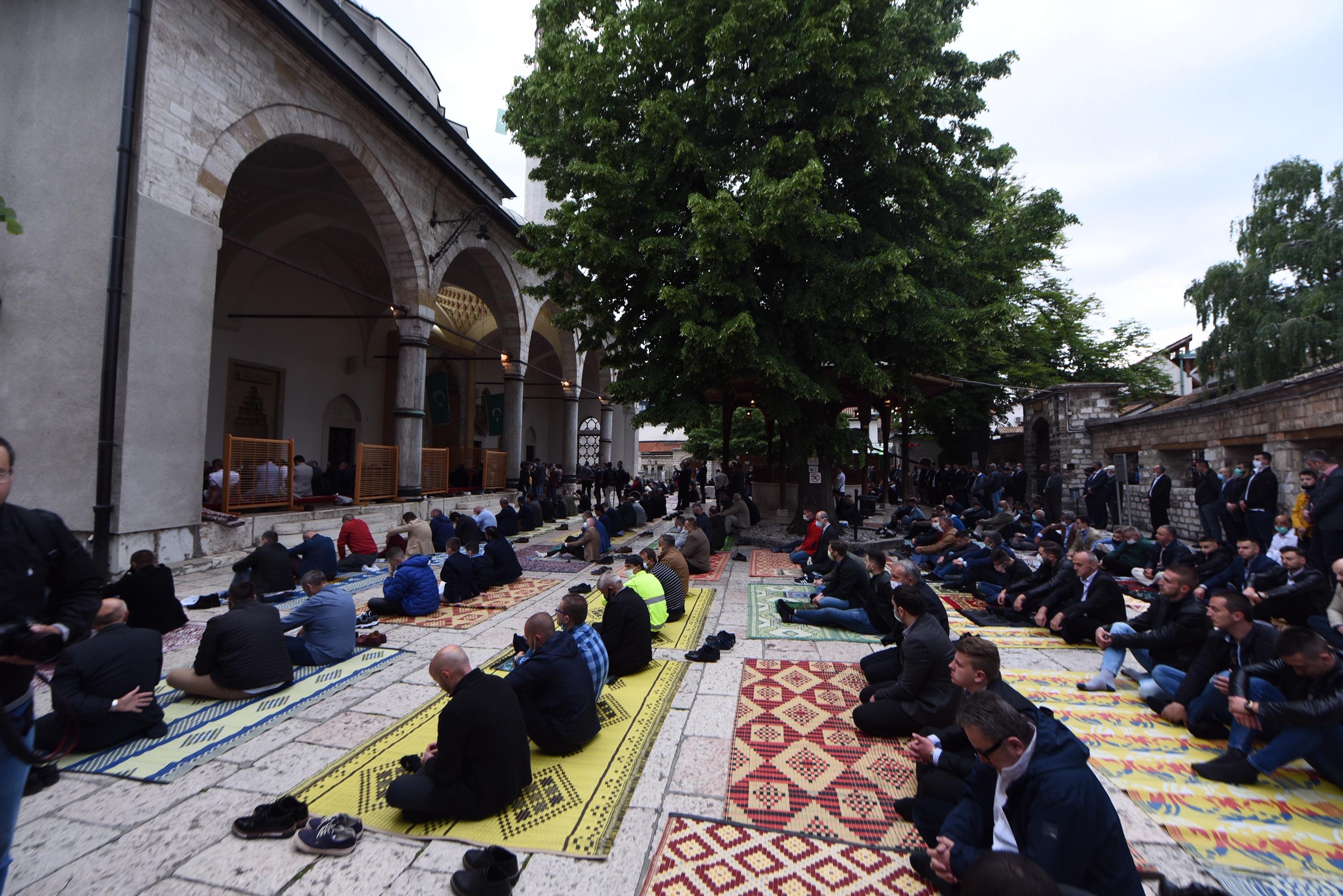 Veliki broj vjernika klanjao bajram-namaz u Begovoj džamiji - Avaz