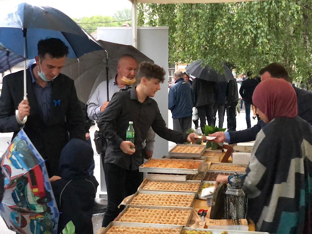 Zeničani uživali u besplatnoj baklavi nakon klanjanja namaza