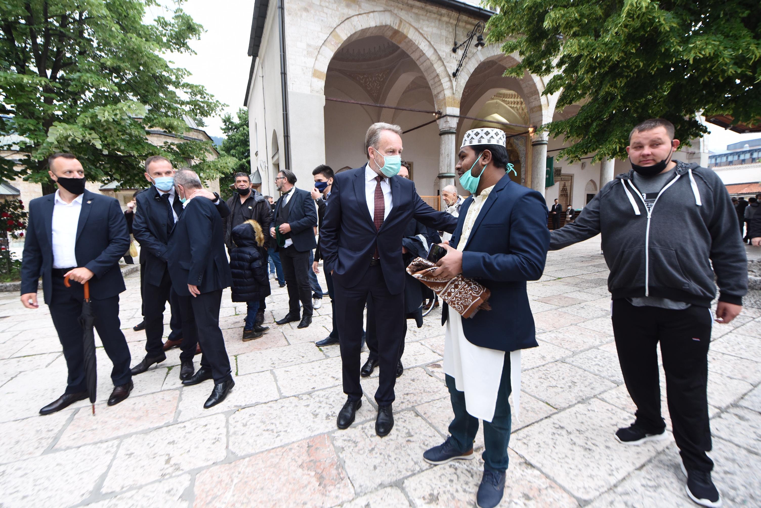 Veliki broj vjernika klanjao bajram-namaz u Begovoj džamiji - Avaz