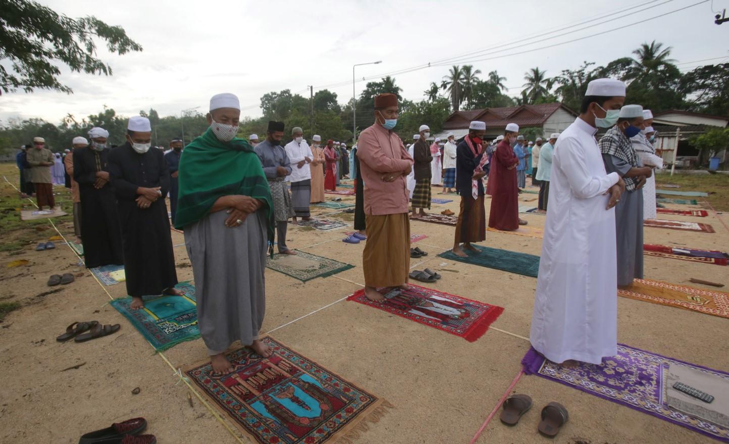 Muslimani širom svijeta klanjali bajram-namaz u sjeni pandemije koronavirusa - Avaz