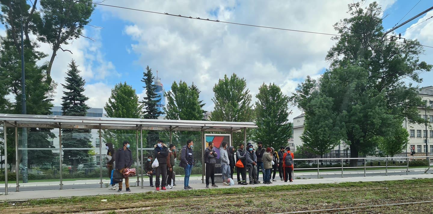 Migranti na tramvajskom stajalištu - Avaz