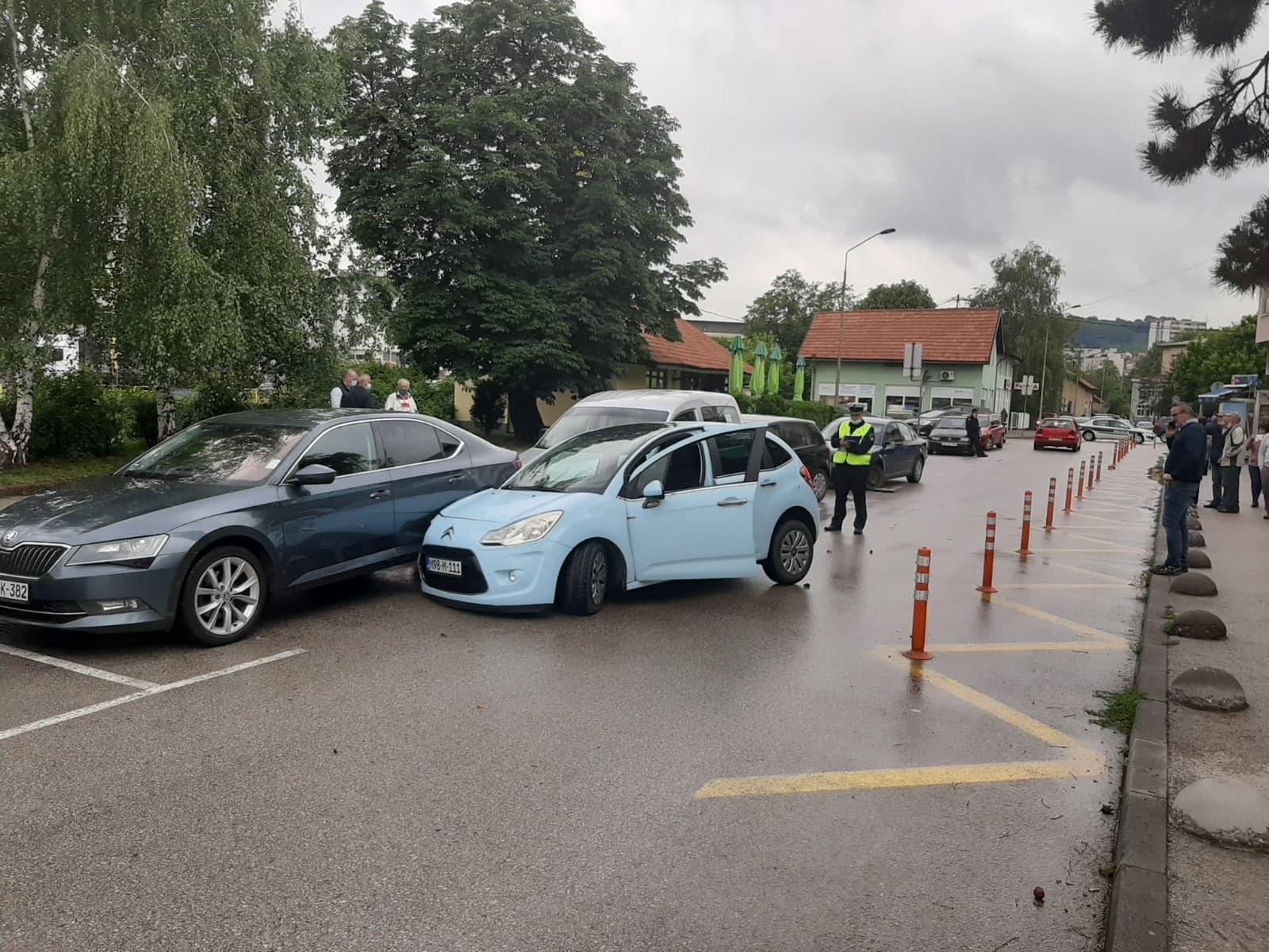 Nesreća u Tuzli: Citroenom udarila u parkirana vozila