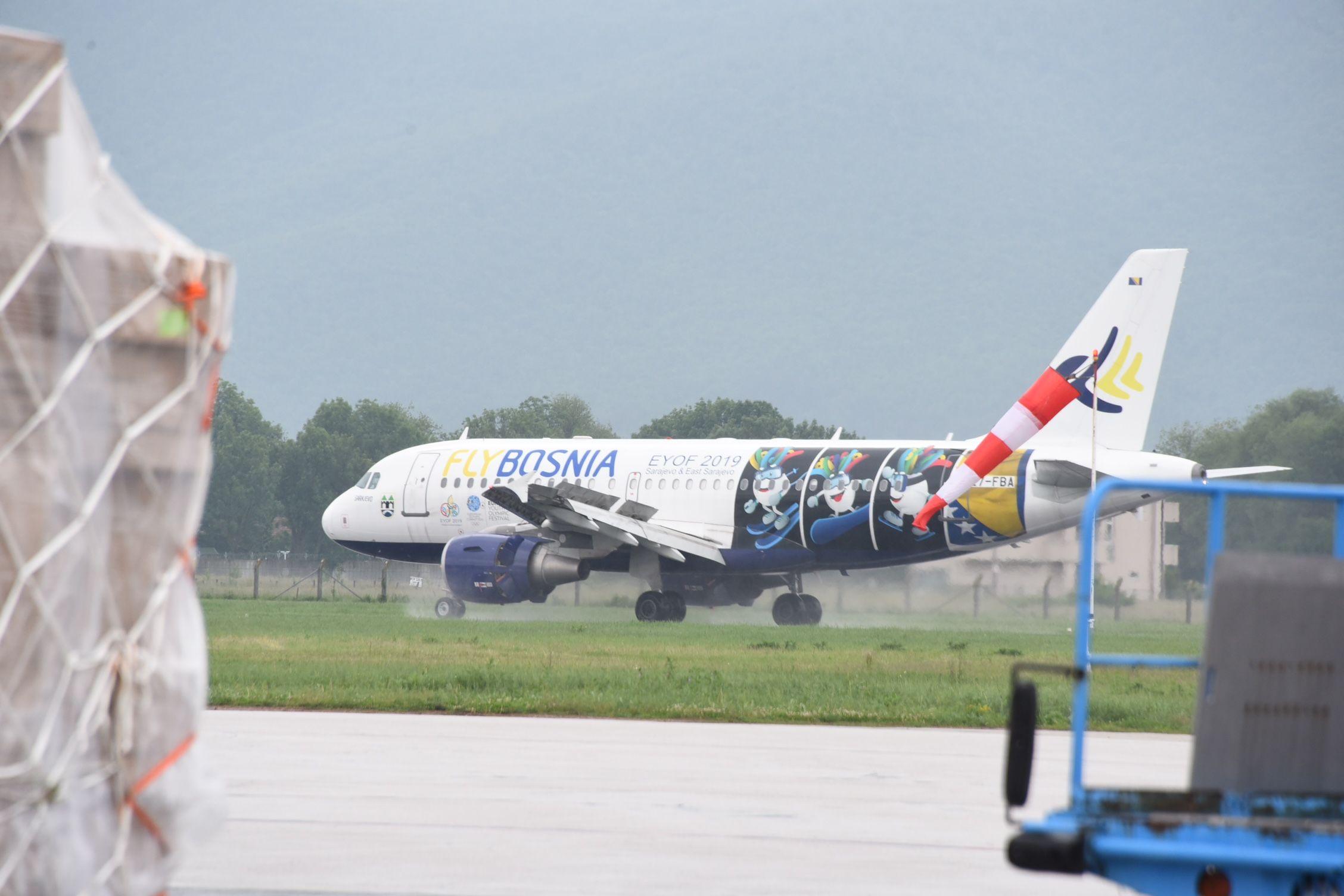 Avion "FlyBosne" dovukao opremu - Avaz