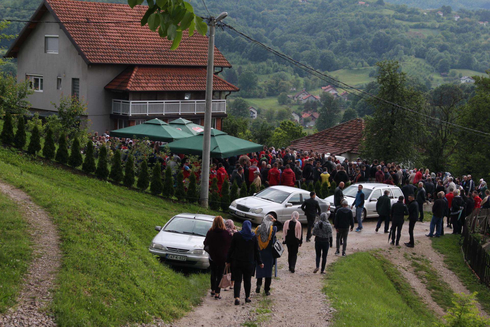 Pred kućom nastradalog Edina Fazlića - Avaz