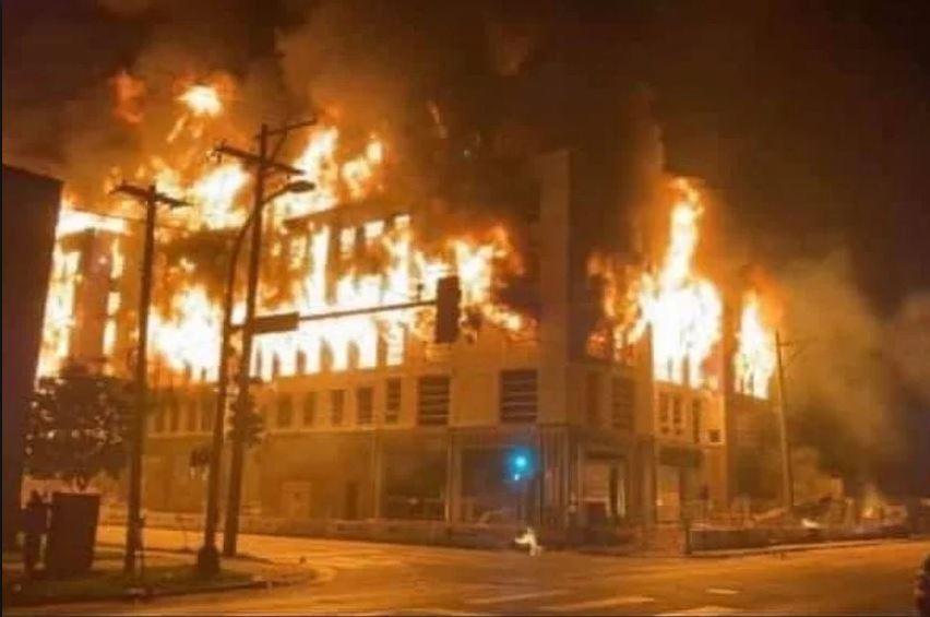 Eskalirali protesti u Mineapolisu: Demonstranti s oružjem, pale i pljačkaju