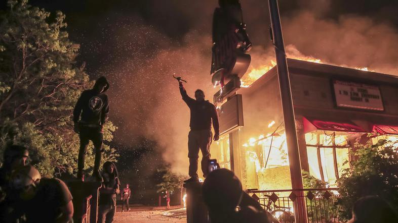 Protesti postaju nasilni - Avaz