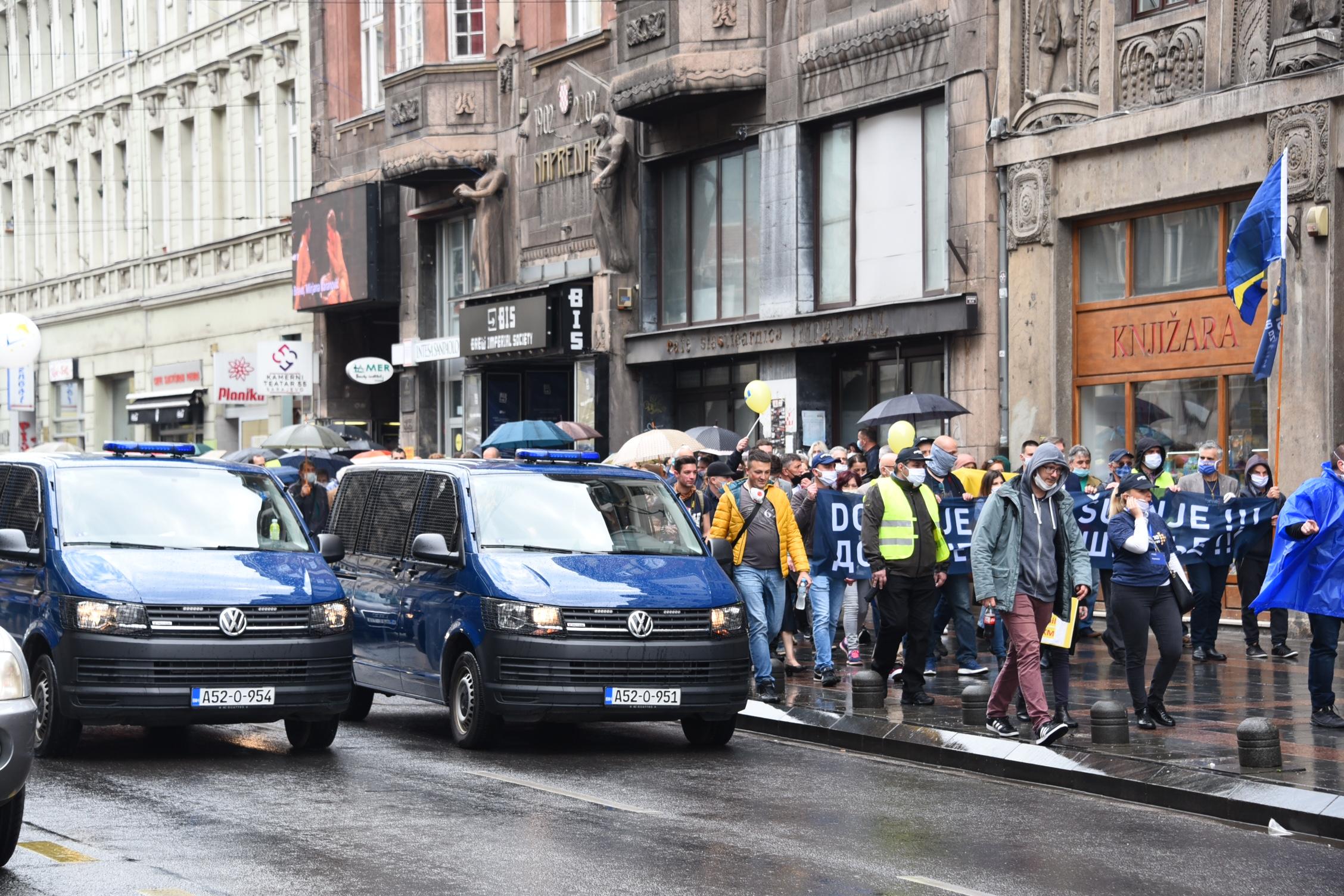 Građani u Titovoj ulici - Avaz