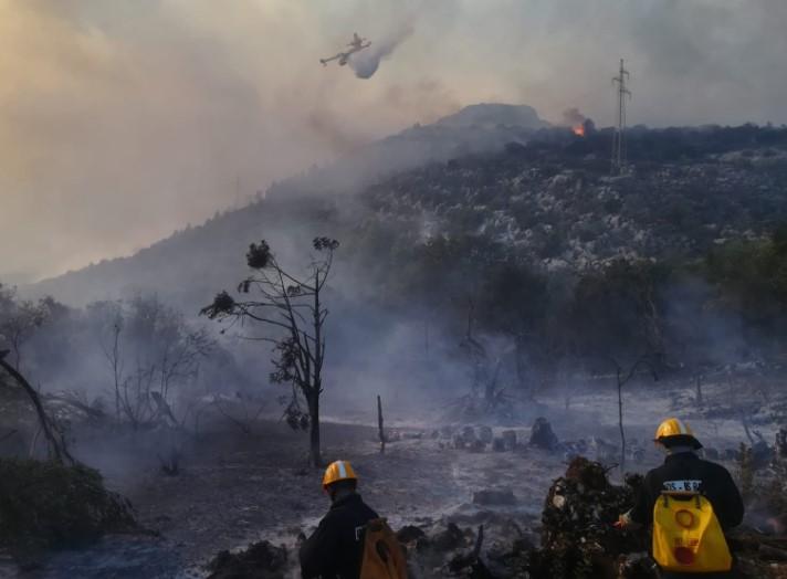 Požar na Braču lokaliziran, vatrogasci ne ulaze u minski sumnjivo područje