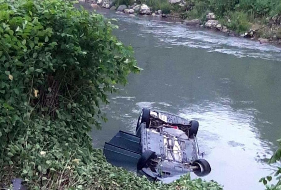 Vozilo iz kojeg su spašena dvojica mladića, dok je jedan stradao - Avaz