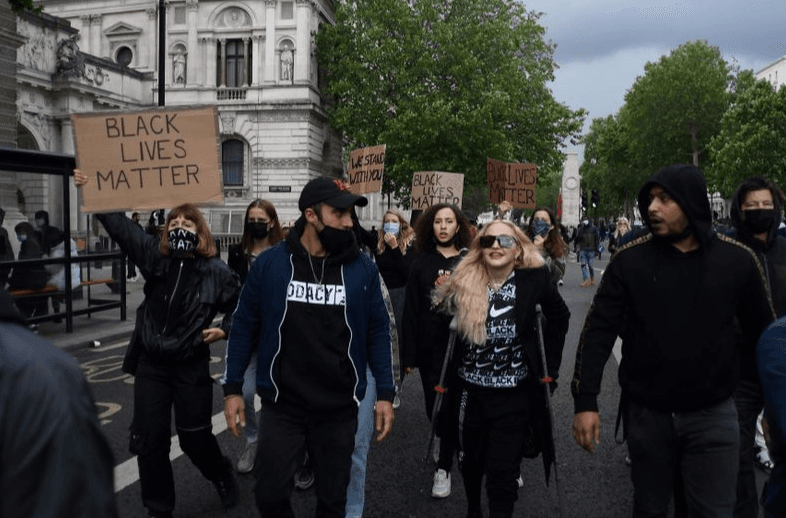 Madona na štakama marširala na protestu povodom ubistva Džordža Flojda