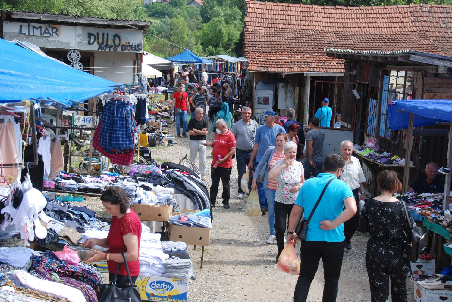 Hiljade kupaca i prodavaca ne mare za viruse ni epidemije: U nabavku bez maski i s osmijehom