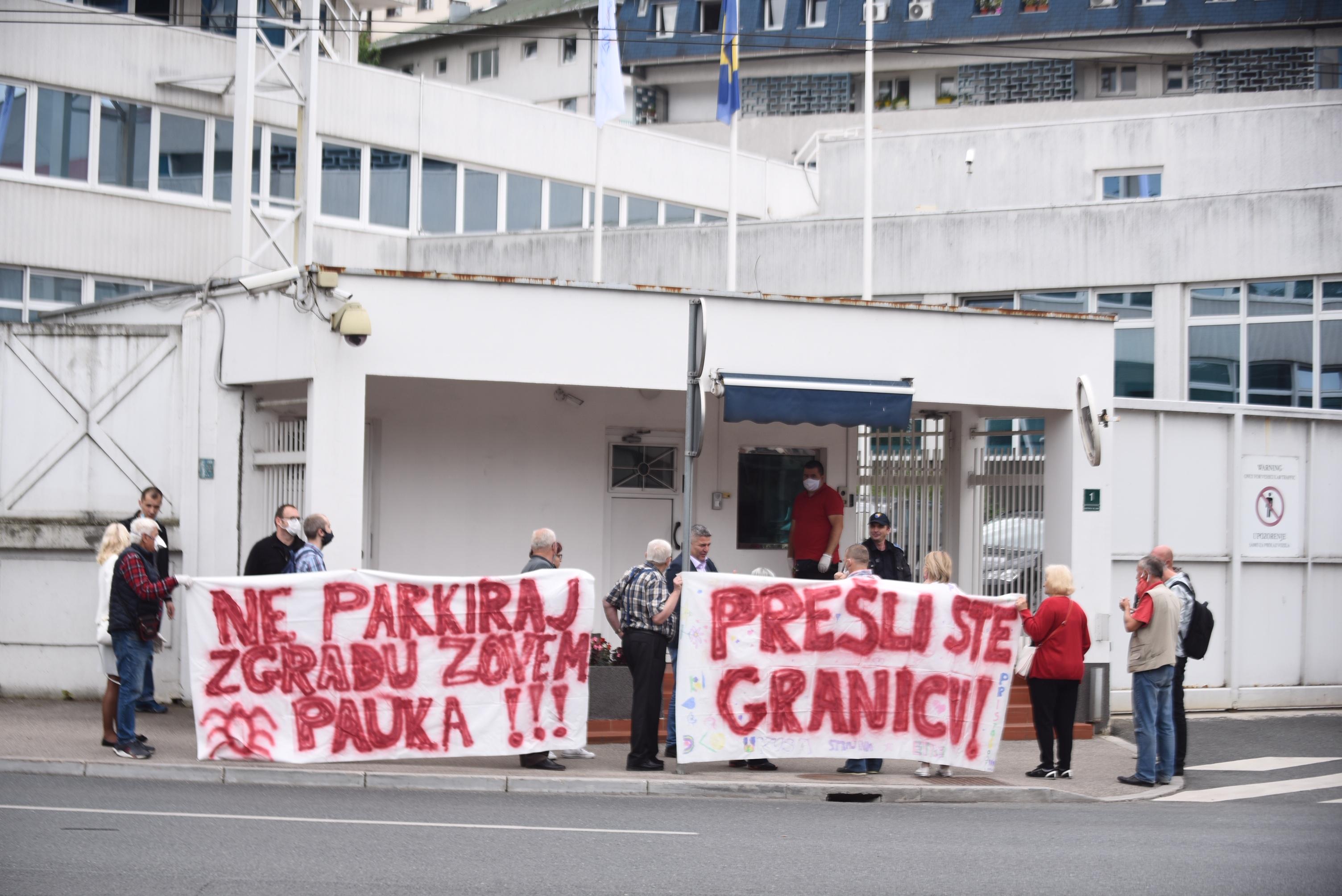 Stanovnici Gandijeve ulice protestiraju pred OHR-om