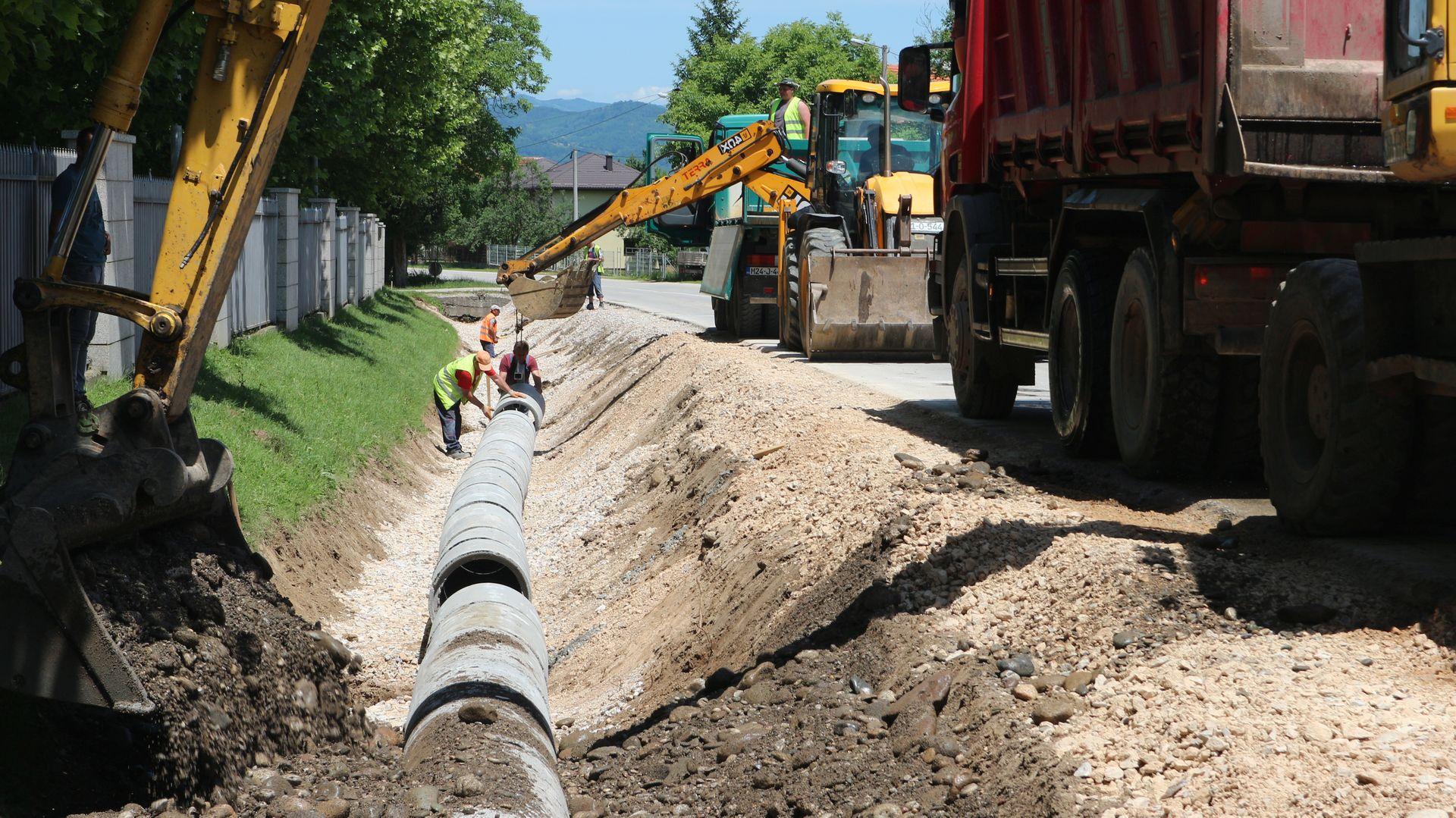 Radnici „Zvornikputeva“ u kanal postavljaju odvodne betonske cijevi - Avaz