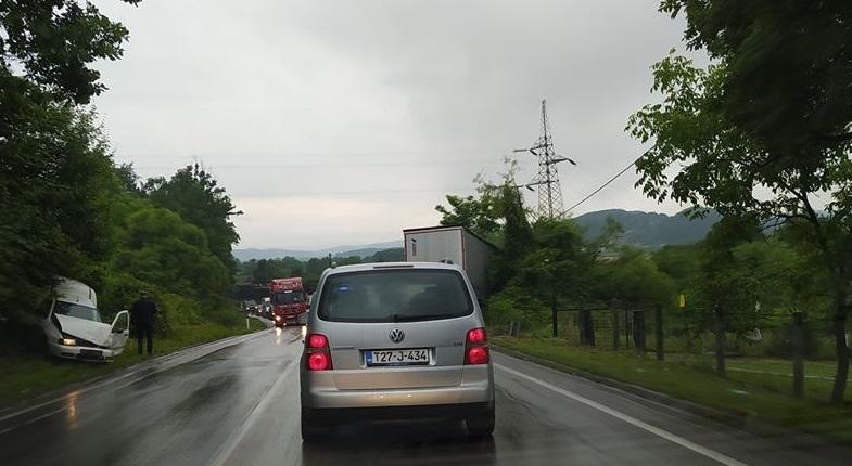Zbog sudara saobraćaj na magistralnom putu se odvijao otežano - Avaz