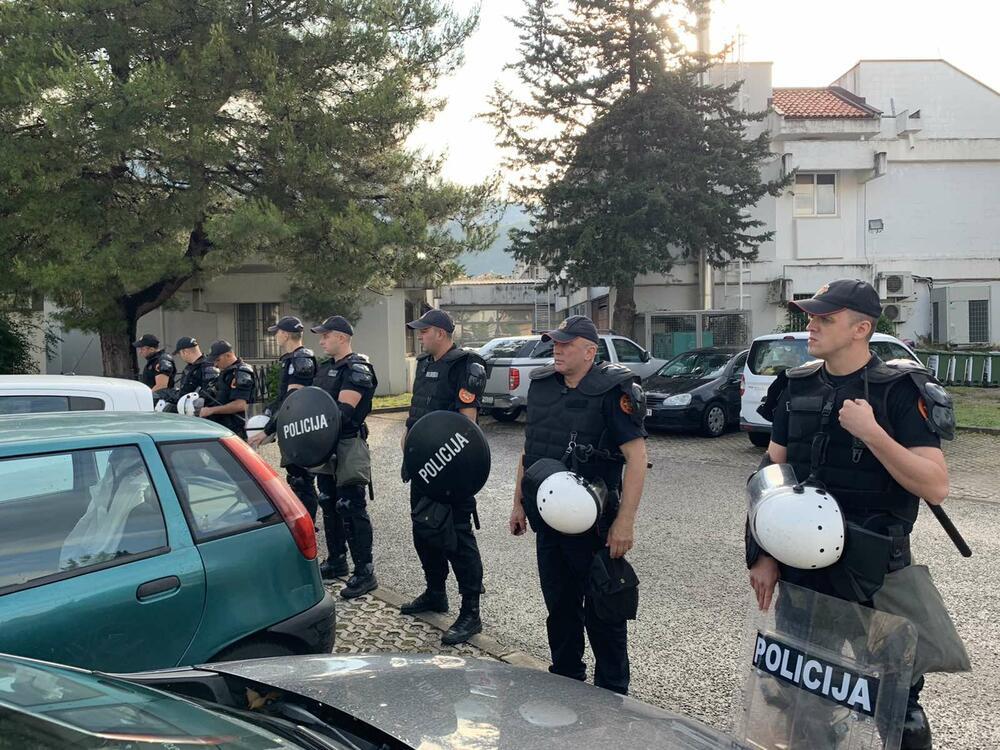 Policija ispred zgrade Općine - Avaz