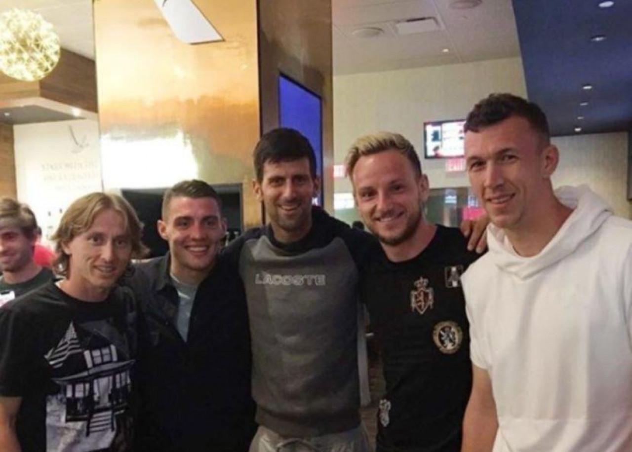 Nole s Vatrenima nakon osvajanja srebra 2018. godine - Modrić, Đoković, Kovačić, Rakitić i Perišić - Avaz