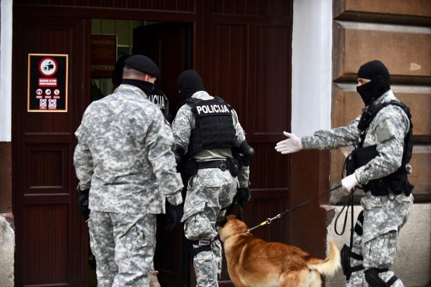 Policajci ulaze u zatvor - Avaz