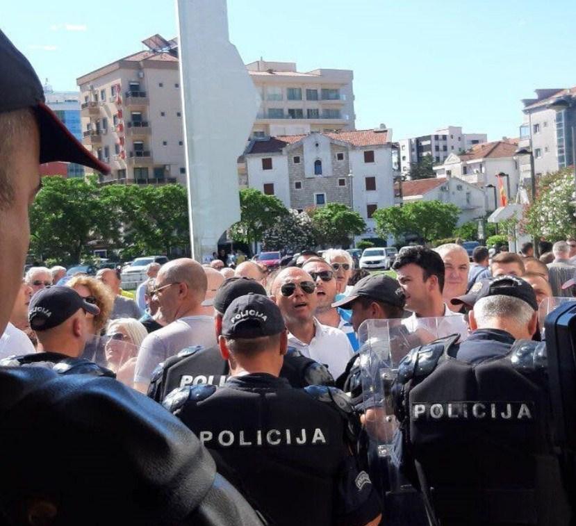 Haos u Budvi: Okupljeni ispred Općine nasrnuli na policajce