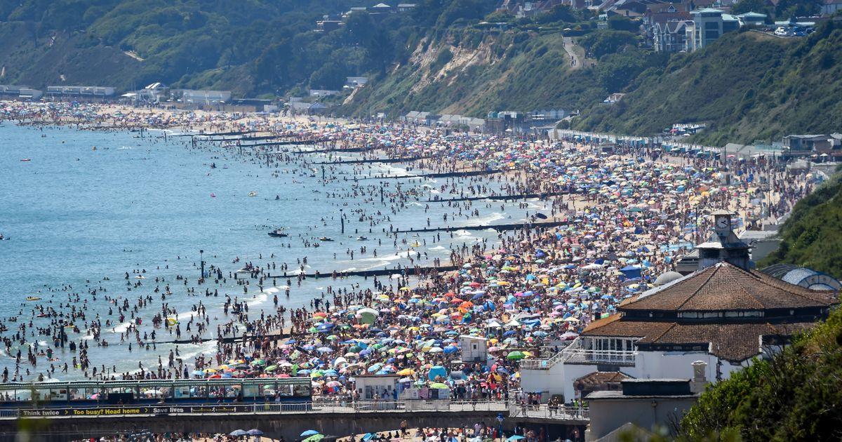 Hiljade ljudi na plažama, Džonson upozorava da zaraza može ubiti