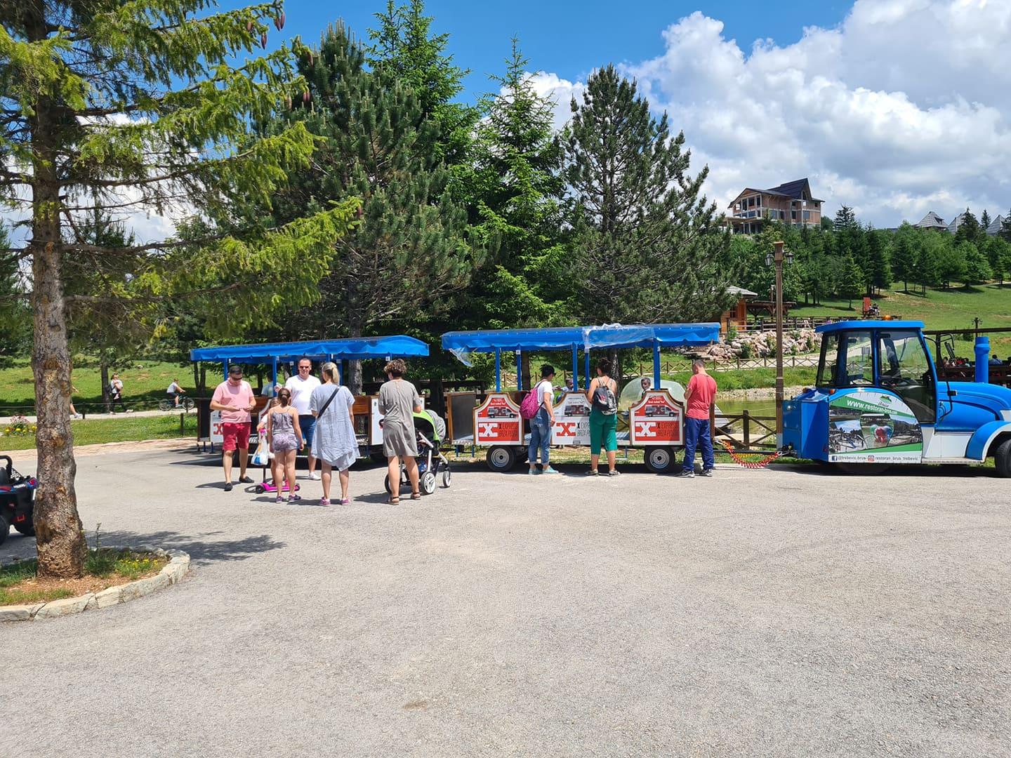 Popularno izletište puno: Stotine Sarajlija na Trebeviću