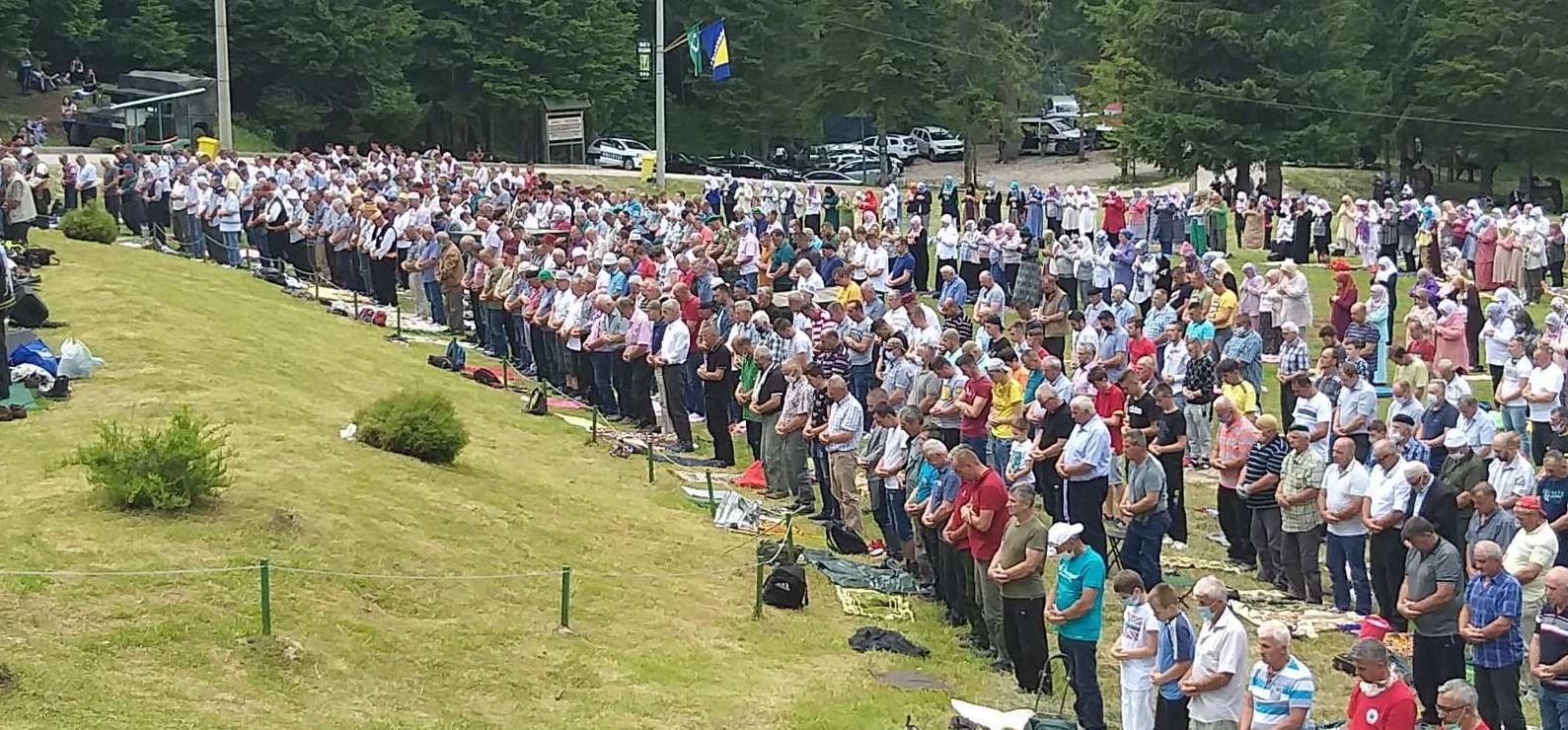 Podne - namaz klanjale hiljade vjernika - Avaz