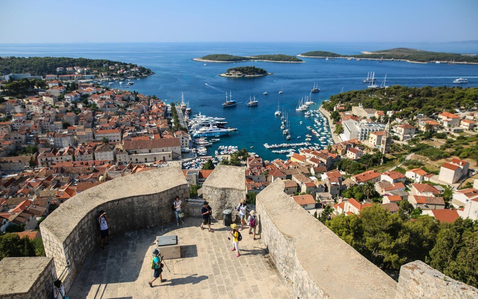 Turistička katastrofa na otoku Hvaru