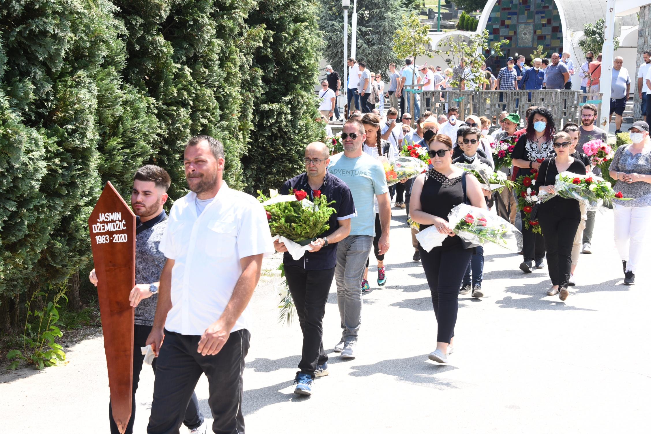 Sahranjen komičar Jasmin Džemidžić: Otišao si uz veliki bis, još veći si zaslužio!