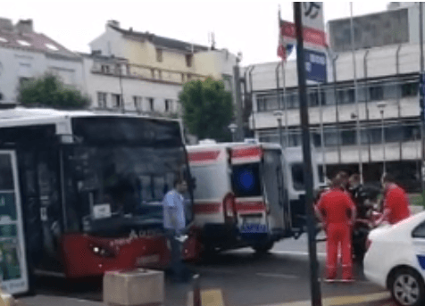 Putnica  lakše povrijeđena kada je ispala iz autobusa dok je stajao na autobuskoj stanici. - Avaz