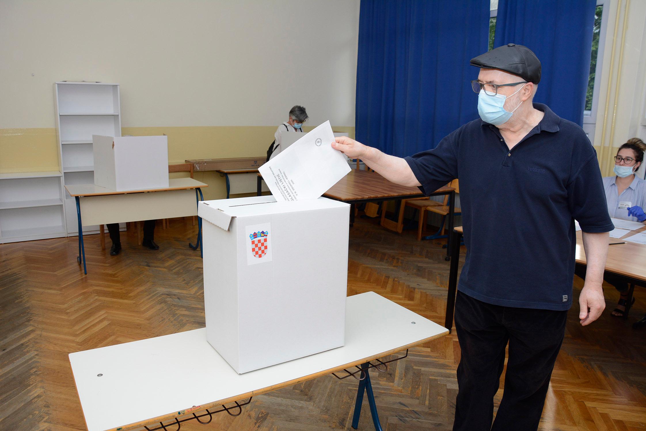 Nema većih gužvi na biralištima - Avaz