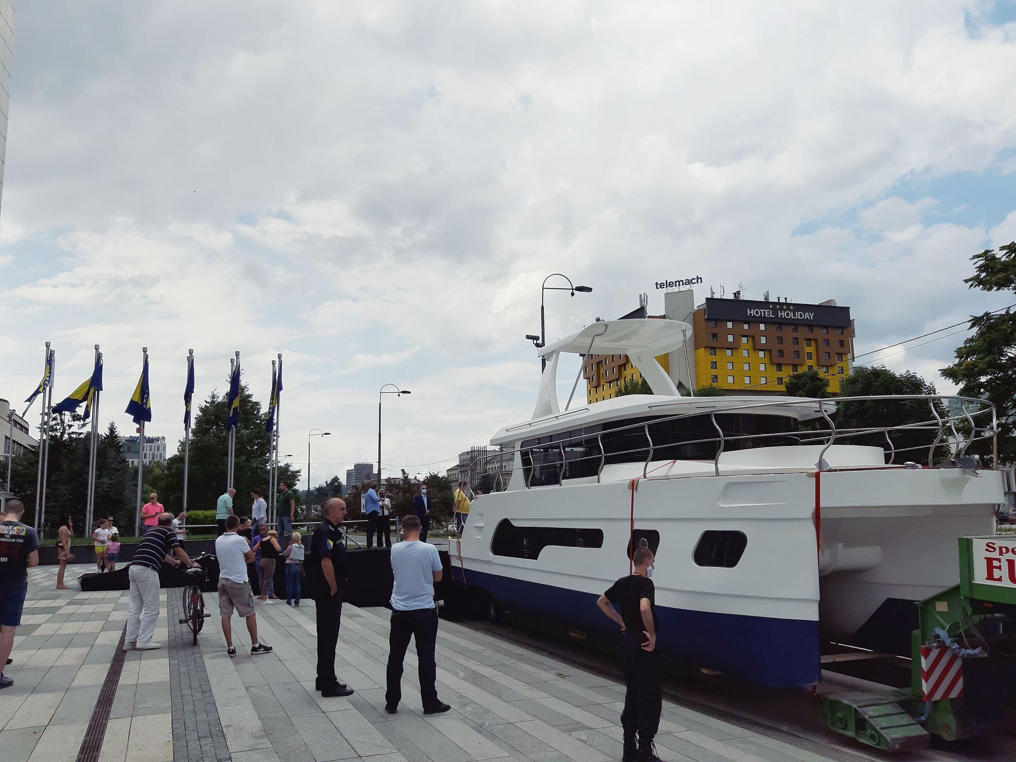 Jahta je duga 14 metara, široka 4,5 metra i visoka šest metara i bit će izložena za javnost na Trgu BiH u Sarajevu još danas - Avaz