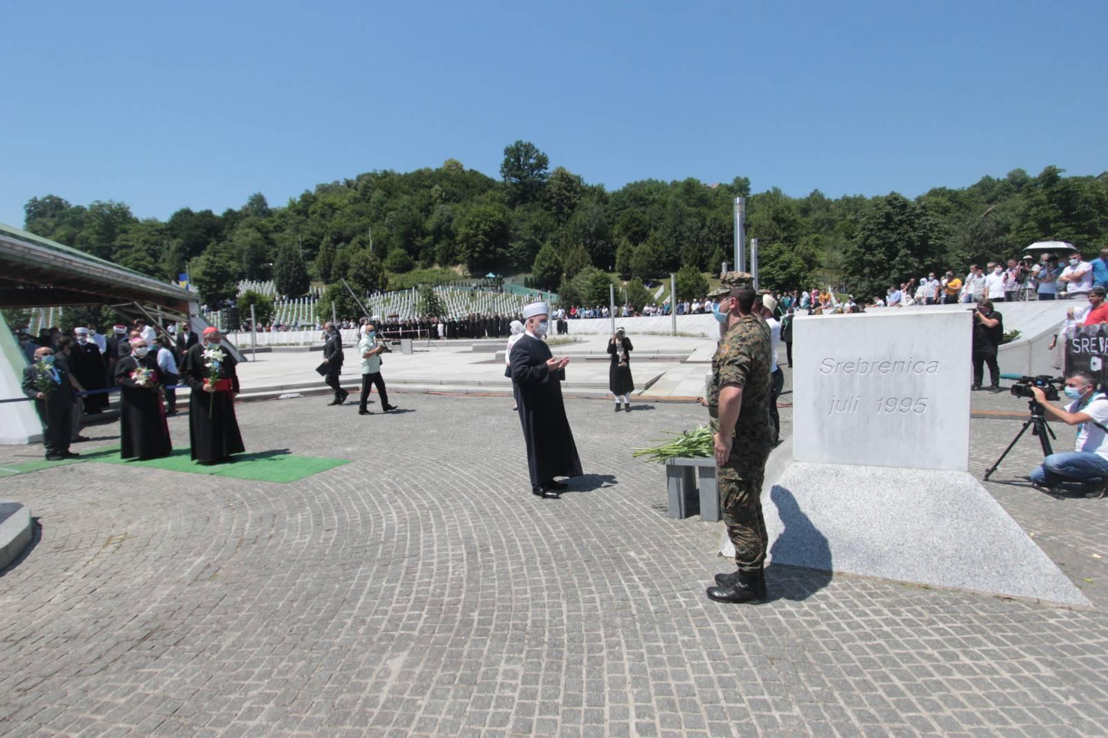 Položeno cvijeće na Memorijalni kamen u Potočarima